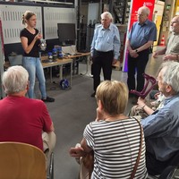 Führung einer Alumni-Gruppe durch die Laborhalle 62 zu Verfahrenstechnischen Prozessen